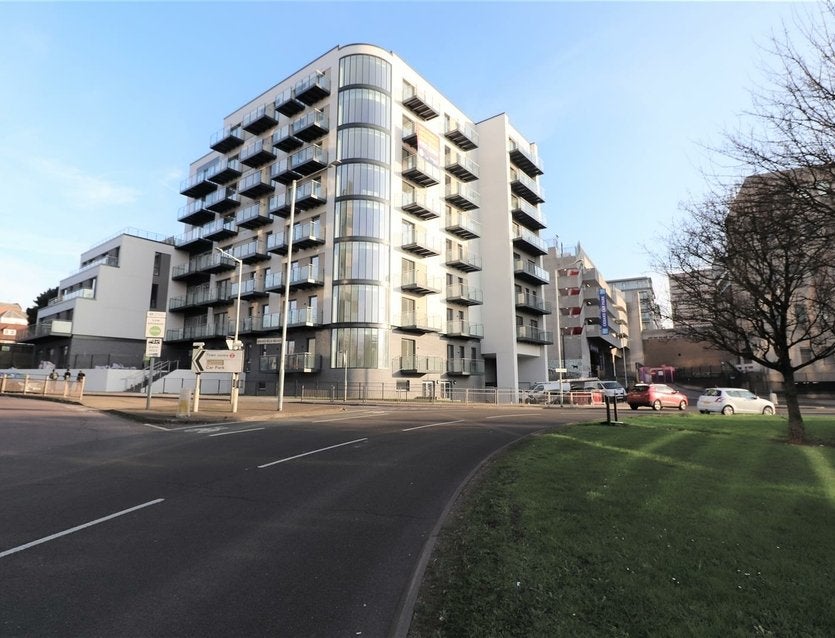 Flat Harefield Road in Greater London