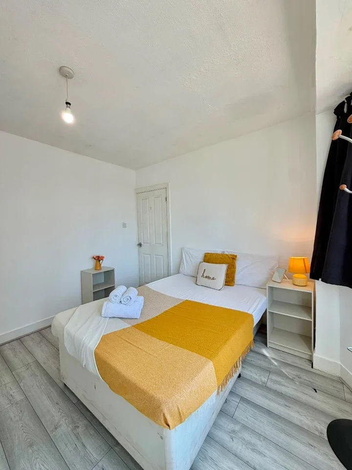 Room Mount Pleasant in Greater London