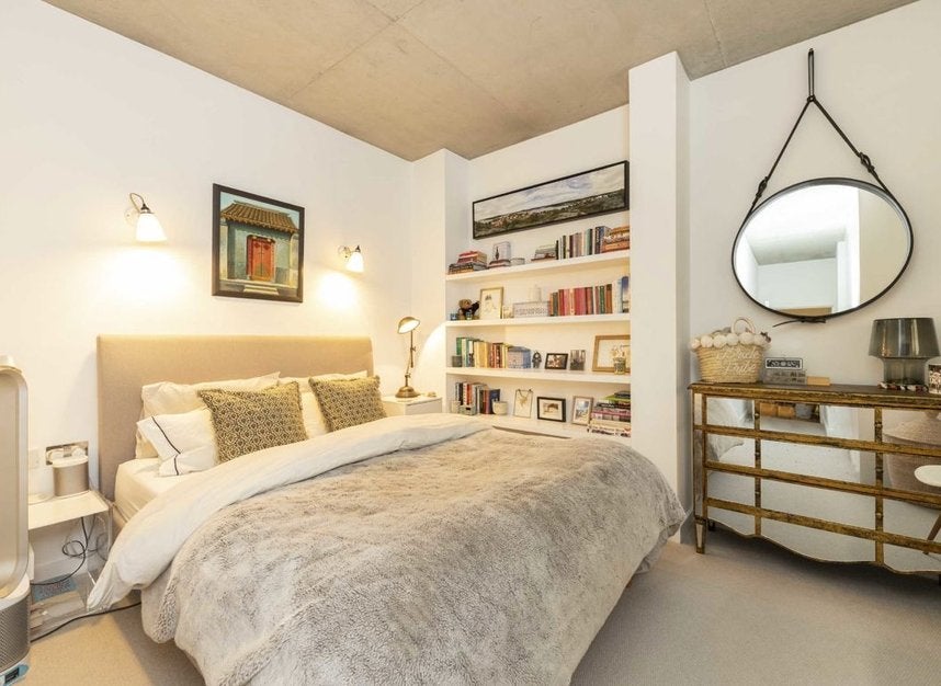 Flat Andrews Road in Greater London