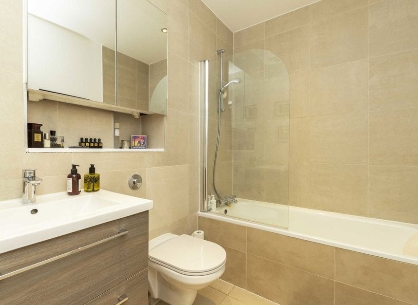 Flat Andrews Road in Greater London