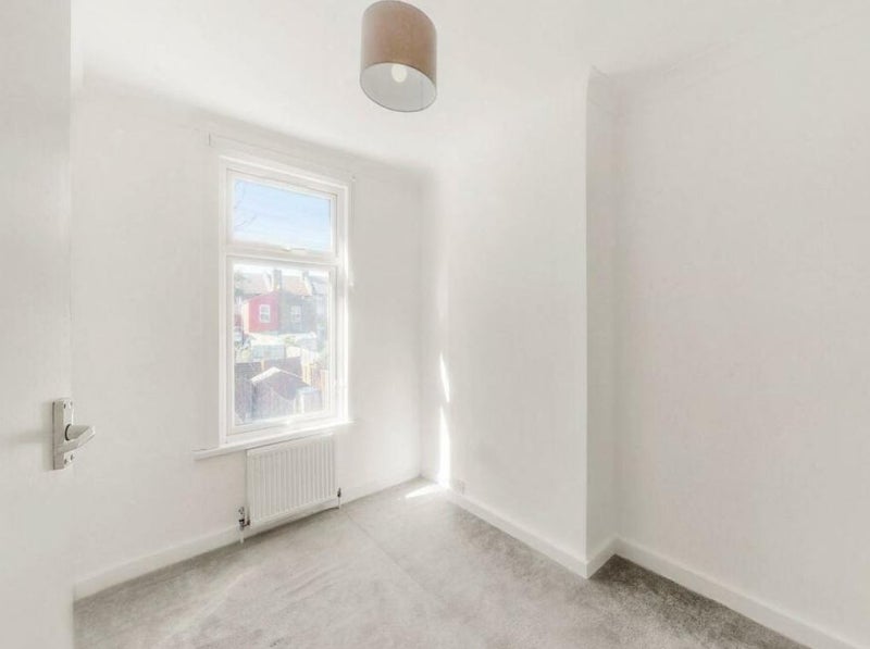 Room Blenheim Road in Greater London