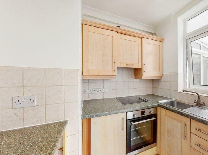 Room Blenheim Road in Greater London