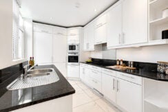 Flat Kensington High Street in Greater London