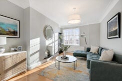 Flat Kensington High Street in Greater London