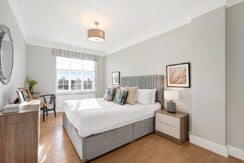 Flat Kensington High Street in Greater London