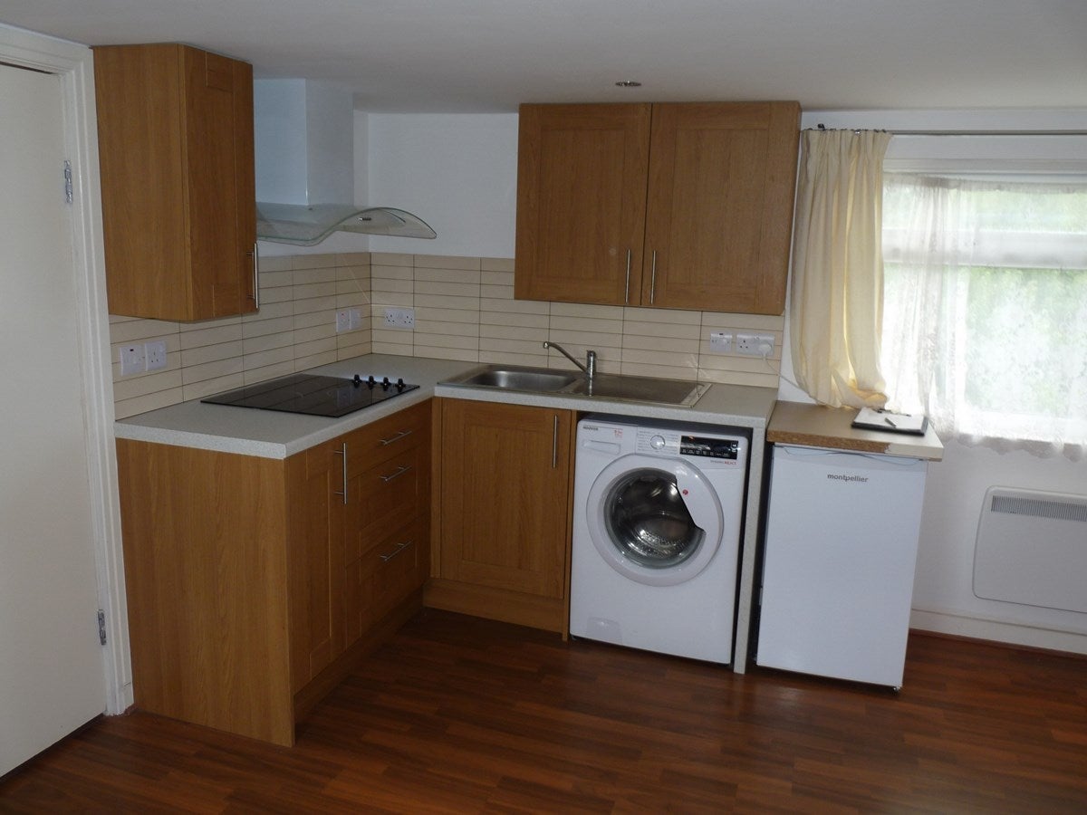 Flat Kenton Road in Greater London