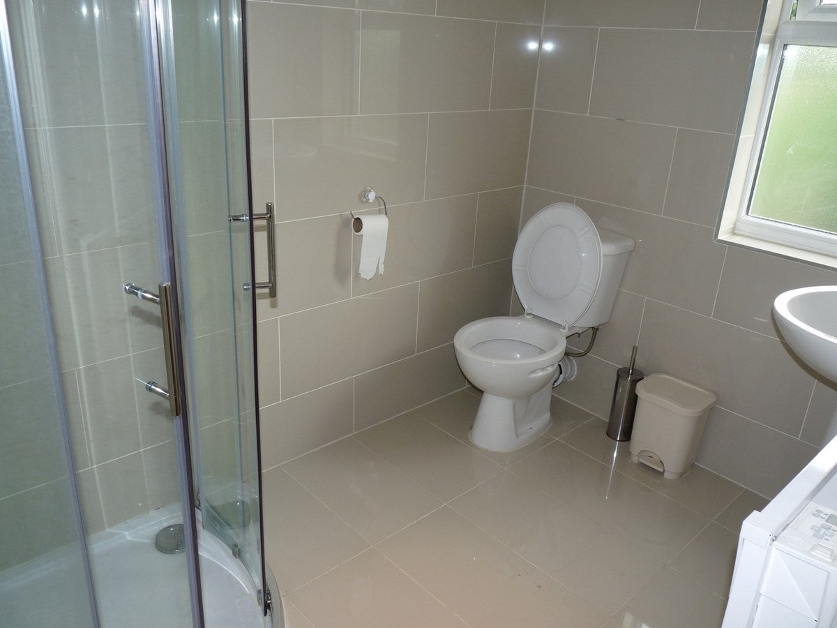 Flat Kenton Road in Greater London