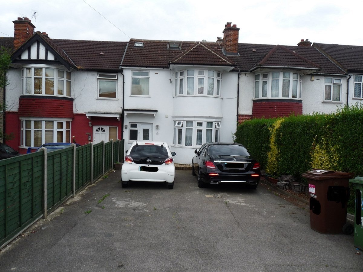 Flat Kenton Road in Greater London