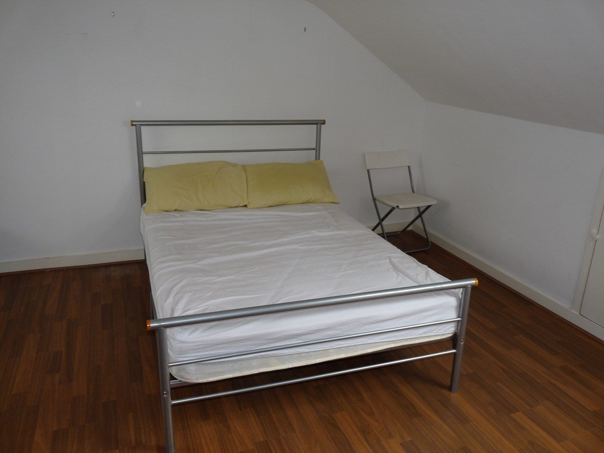 Flat Kenton Road in Greater London