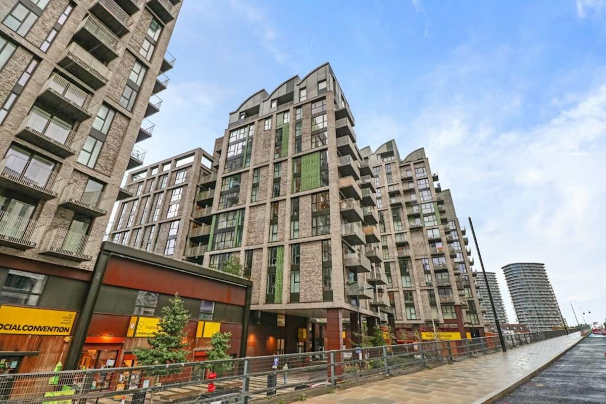 Flat Hoy Street in Greater London