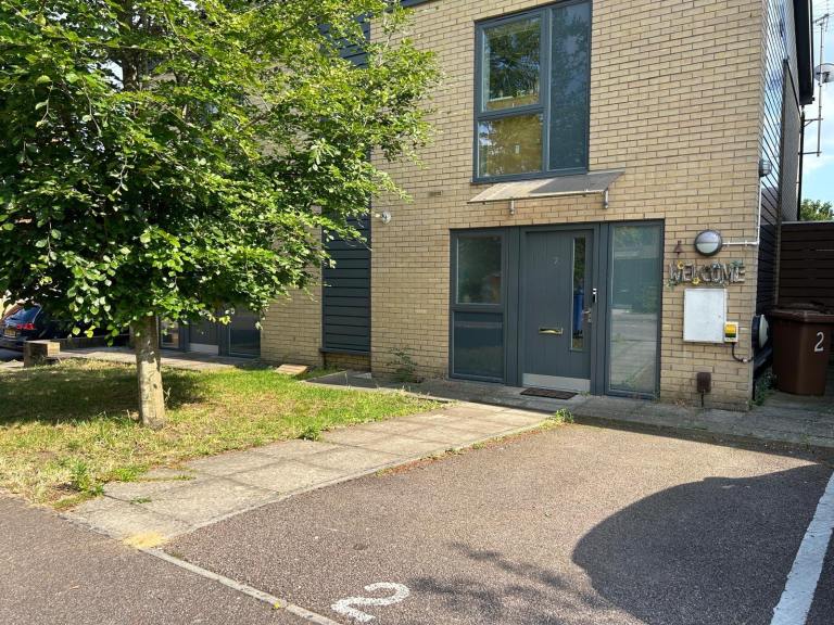 House Douglas Close in Greater London