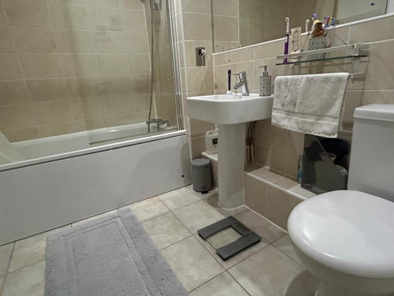 House Douglas Close in Greater London
