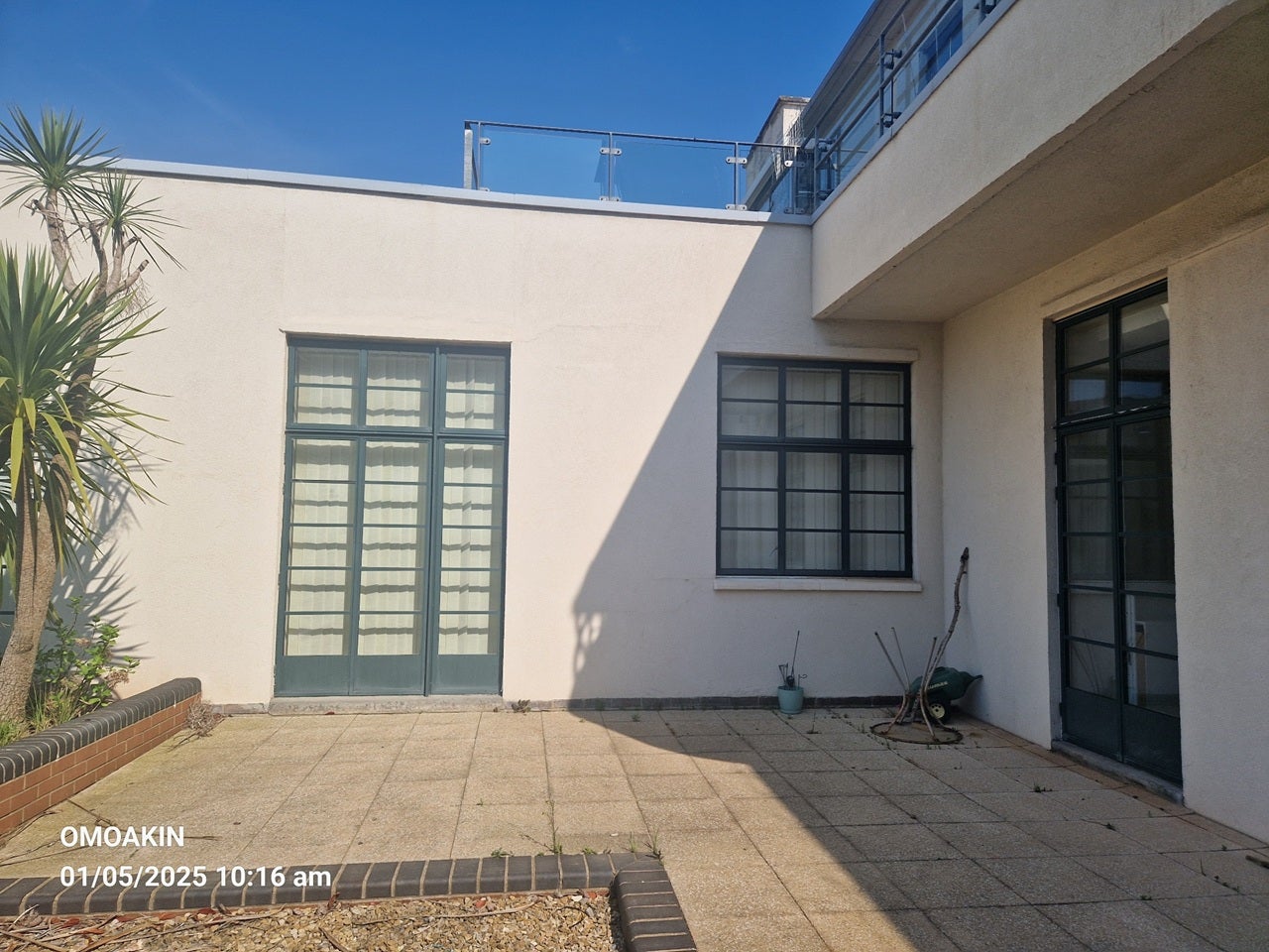 Flat Hayes Road in Barry
