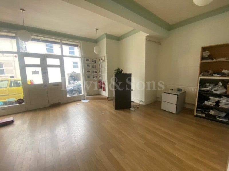 Flat Caxton Place in Newport