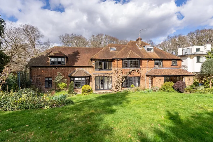 House Ellerton Road in Greater London