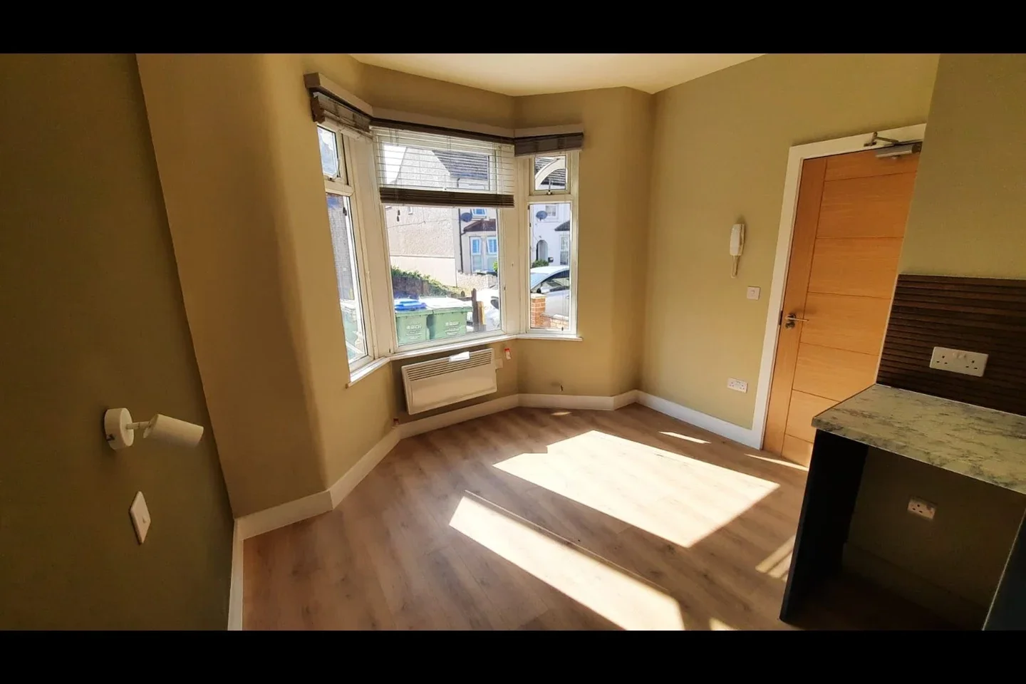 Flat Ripley Road in Greater London