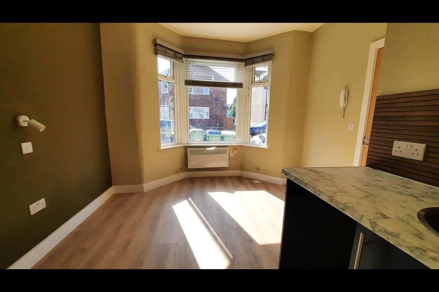 Flat Ripley Road in Greater London