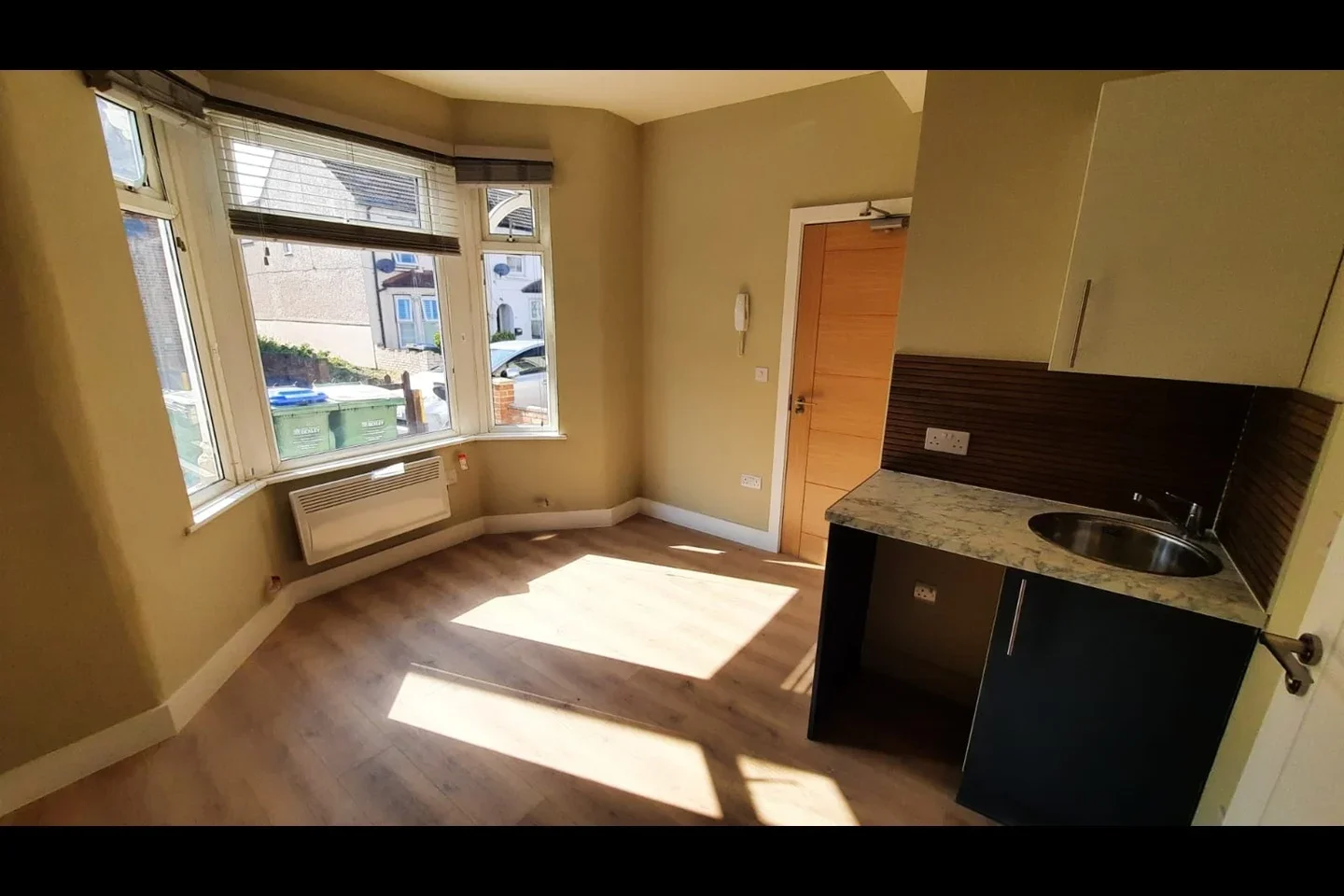 Flat Ripley Road in Greater London