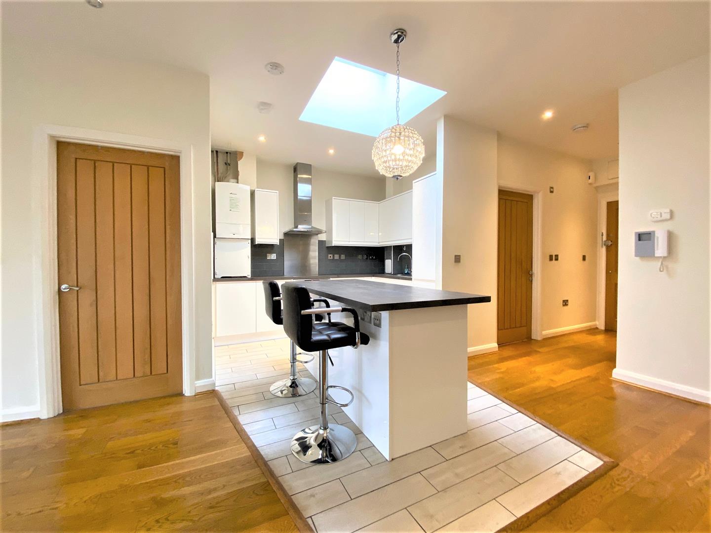 Flat Rockingham Road in Greater London