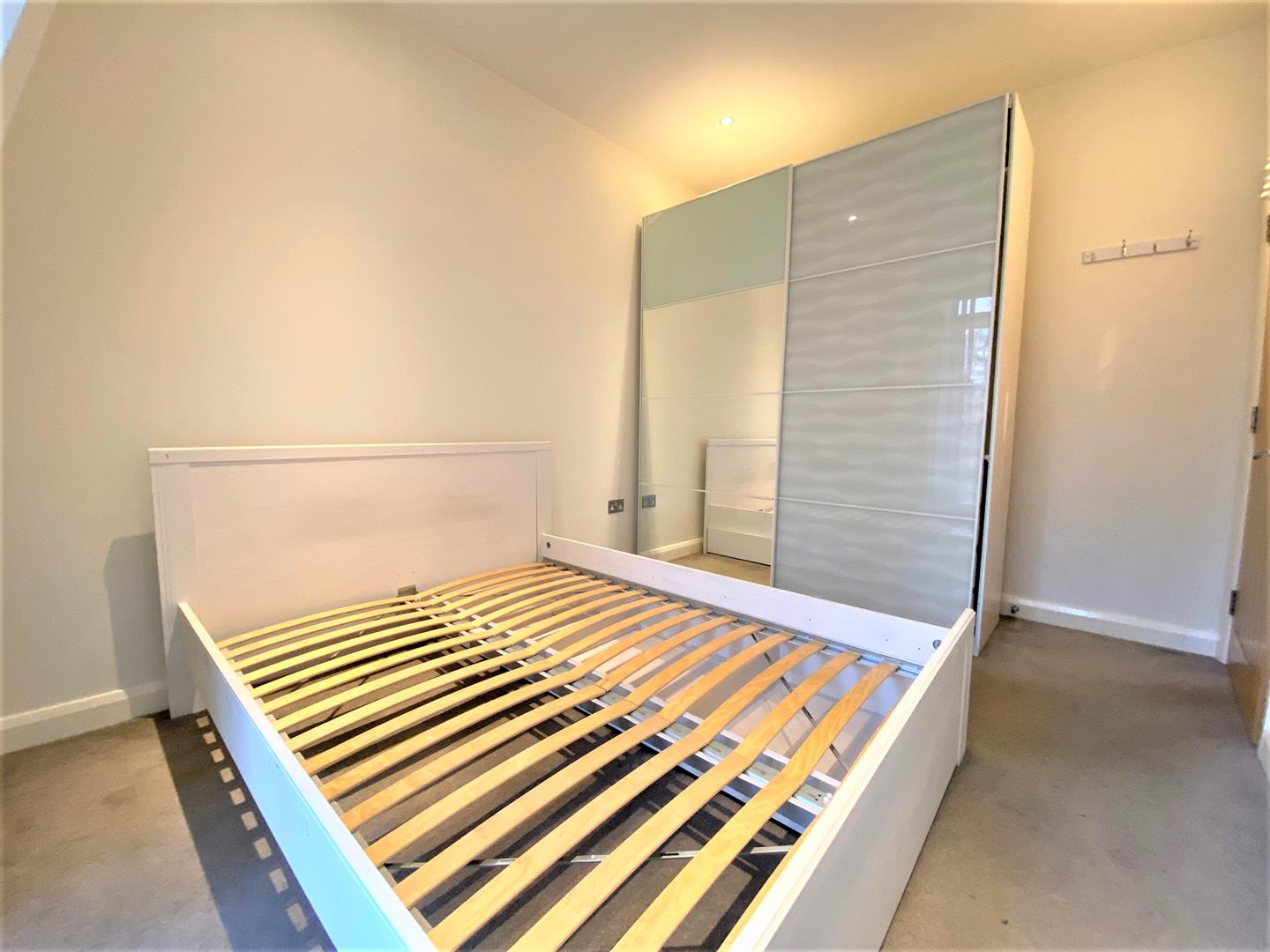 Flat Rockingham Road in Greater London