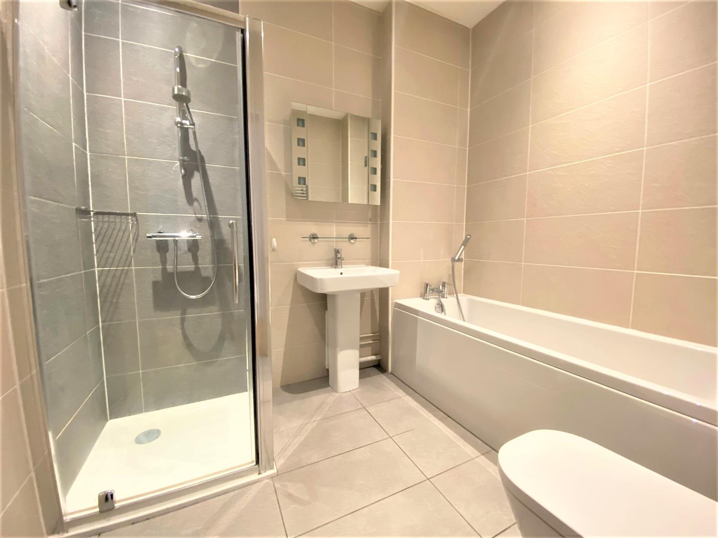 Flat Rockingham Road in Greater London