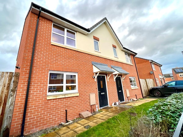Flat Redwing Avenue in Manchester