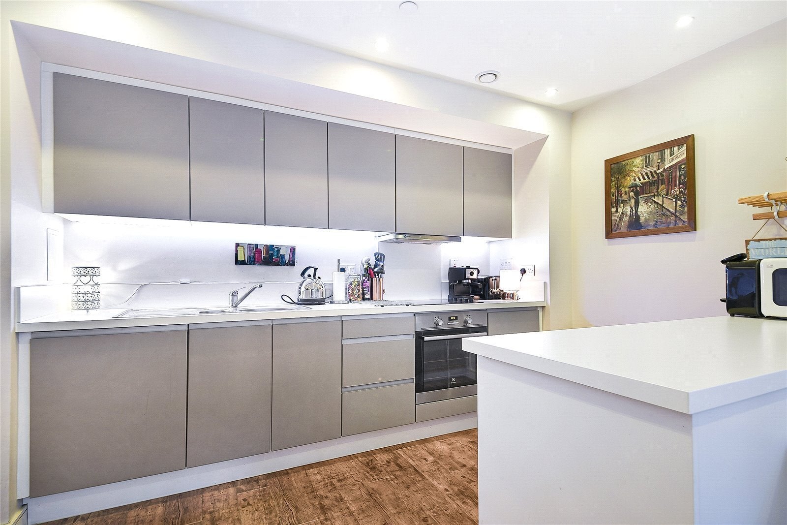 Flat Enterprise Way in Greater London