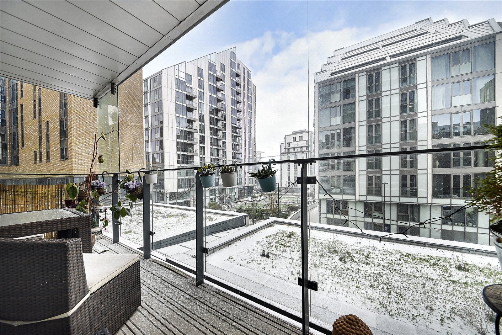 Flat Enterprise Way in Greater London