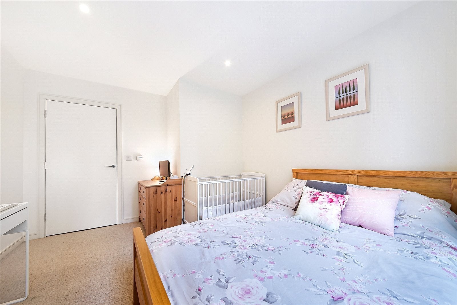 Flat Enterprise Way in Greater London