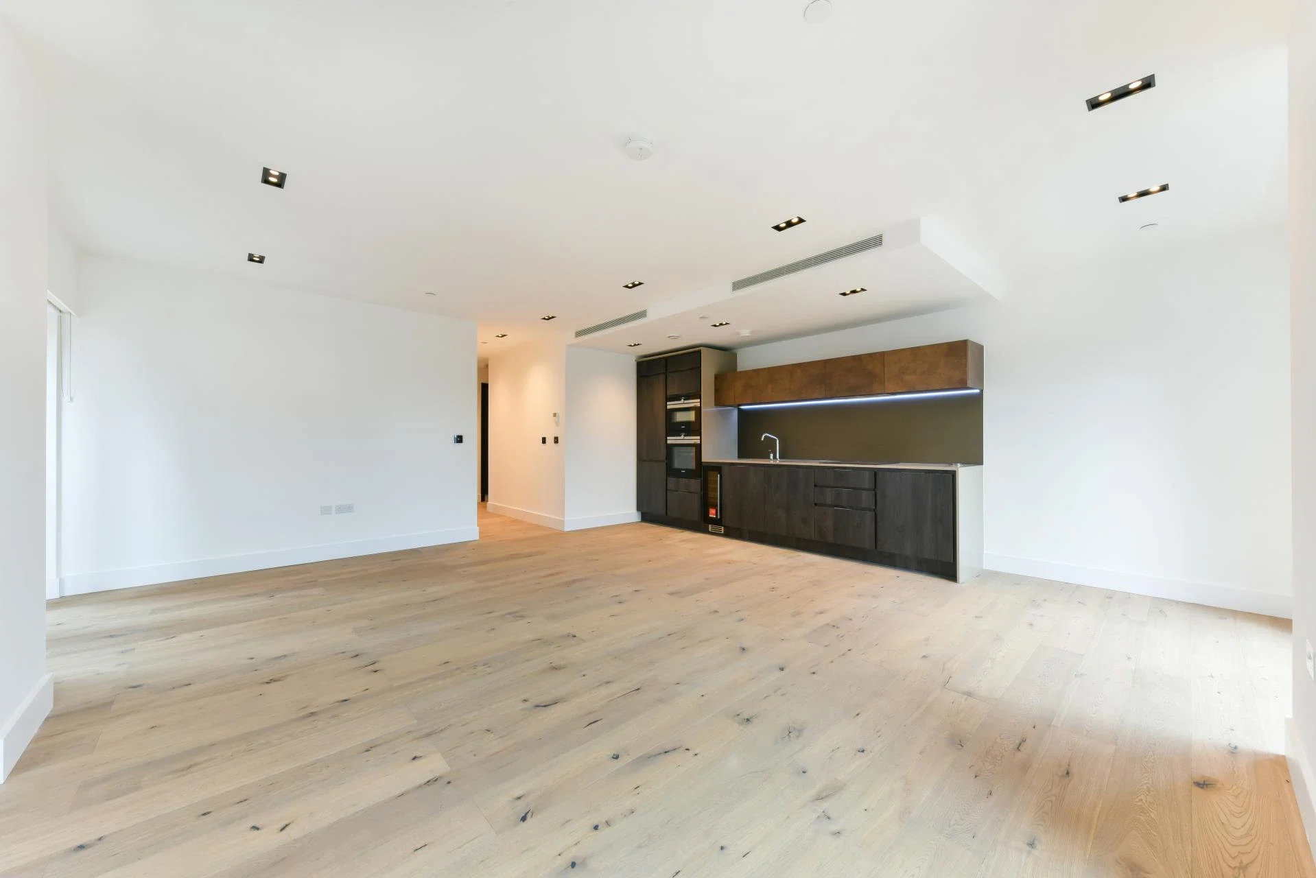 Flat Wyvil Road in Greater London