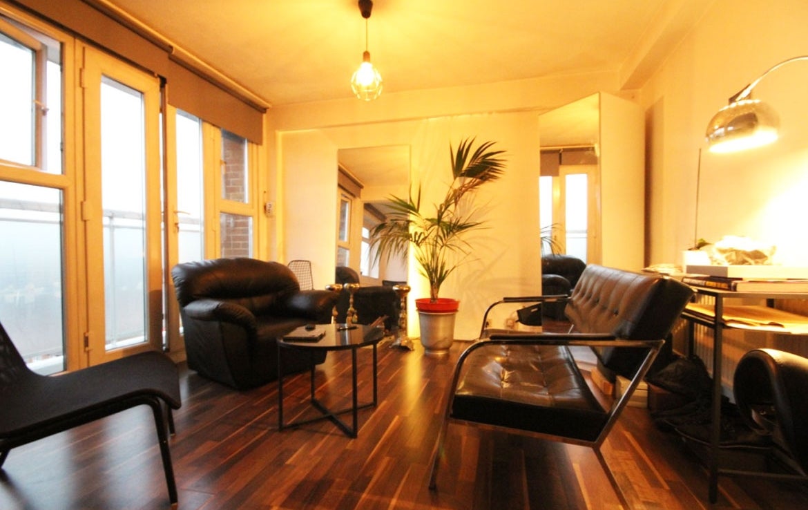 Flat Valette Street in Greater London