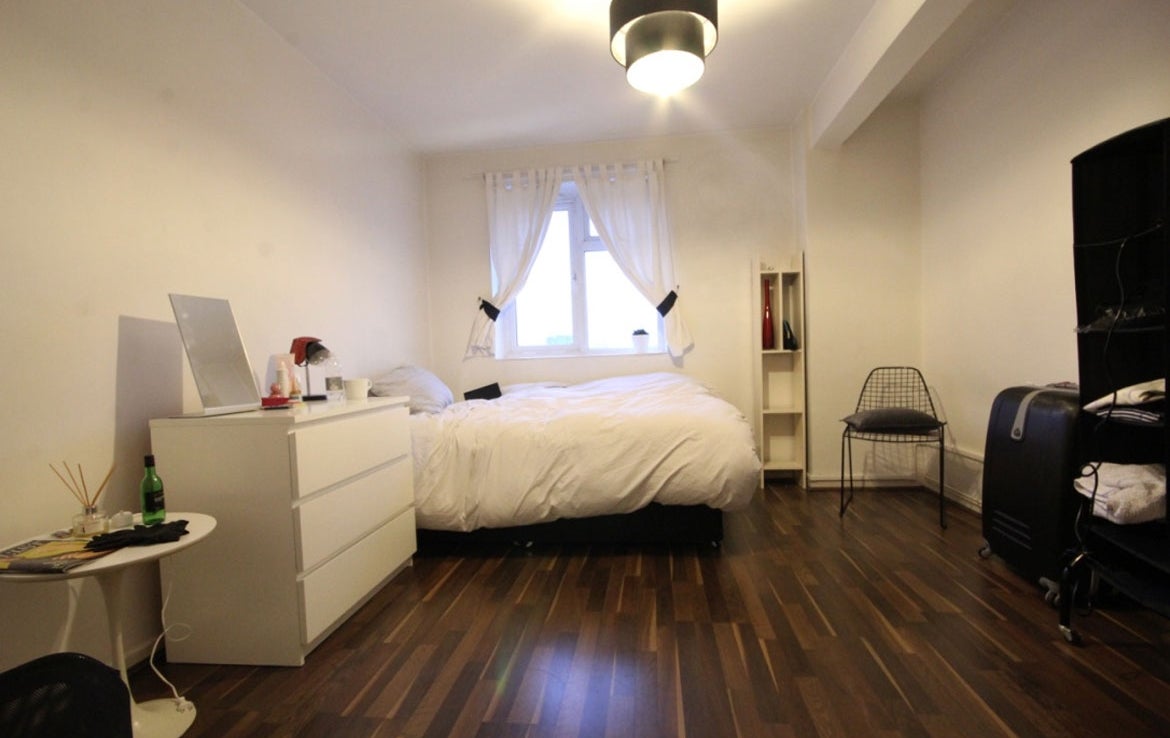 Flat Valette Street in Greater London
