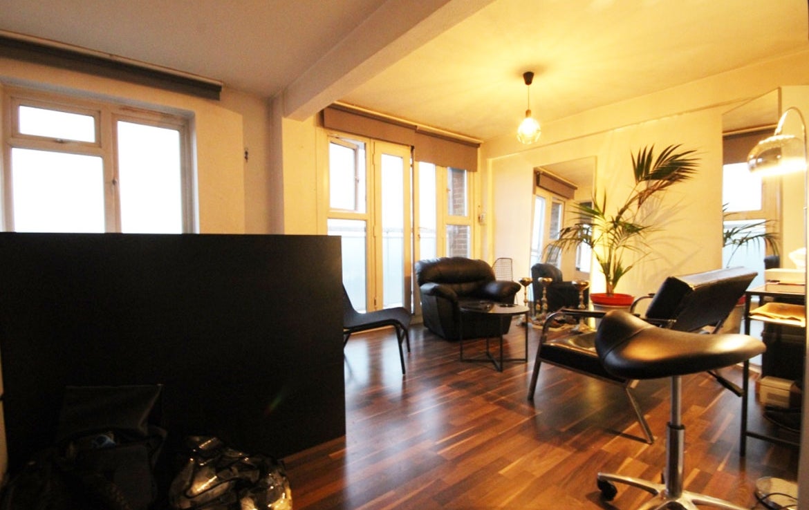 Flat Valette Street in Greater London