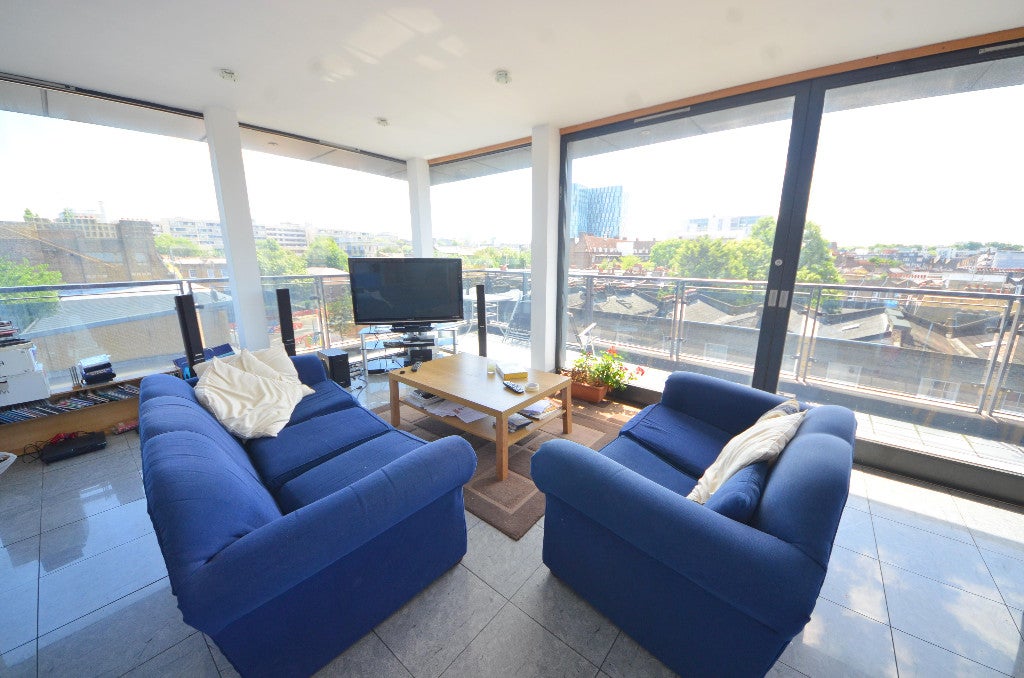 Flat Treaty Street in Greater London