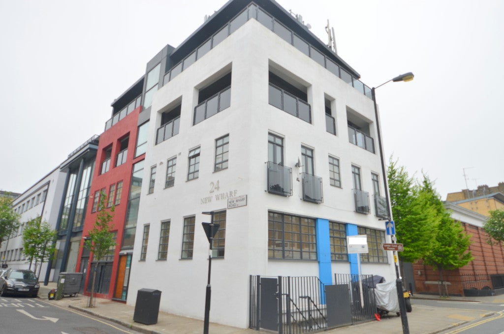 Flat Treaty Street in Greater London