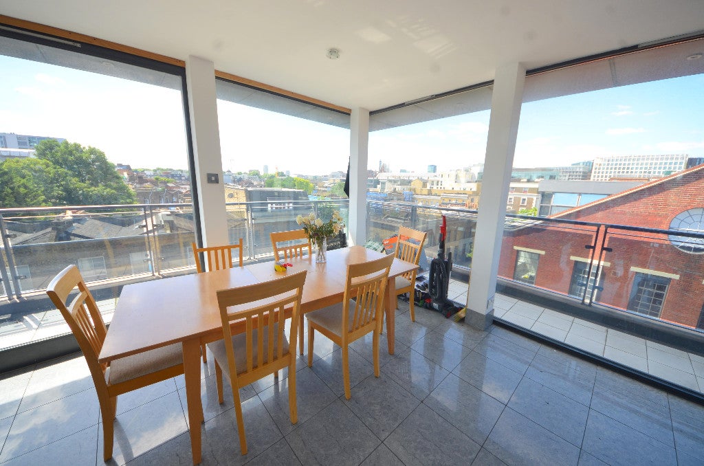 Flat Treaty Street in Greater London