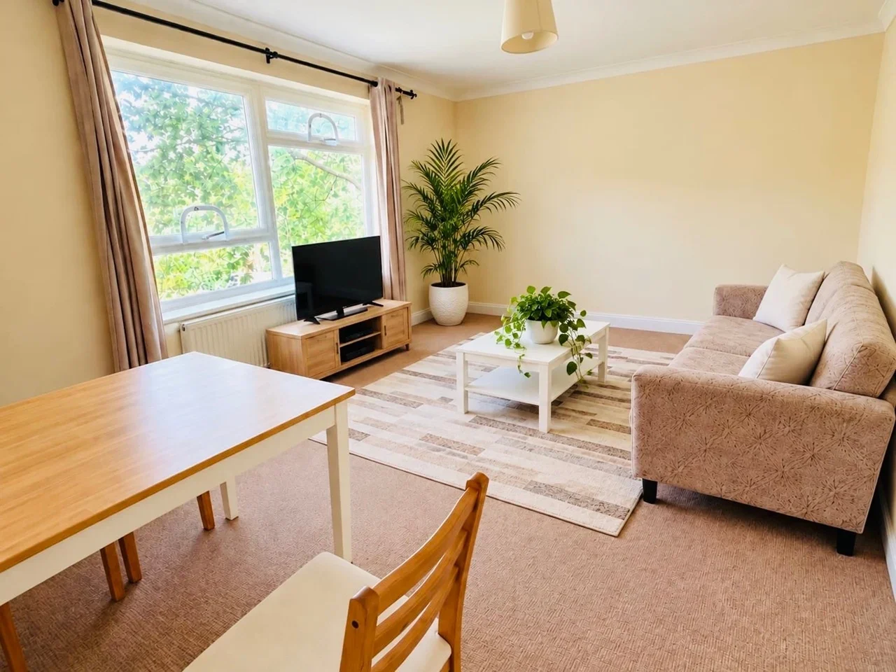 Flat Willow Road in Greater London