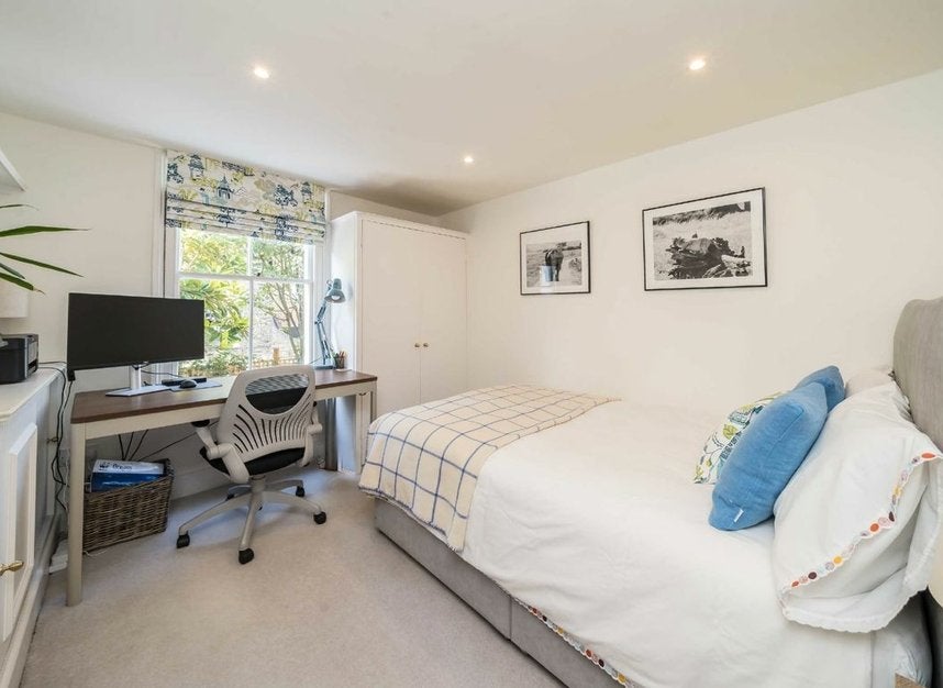 Flat Parma Crescent in Greater London