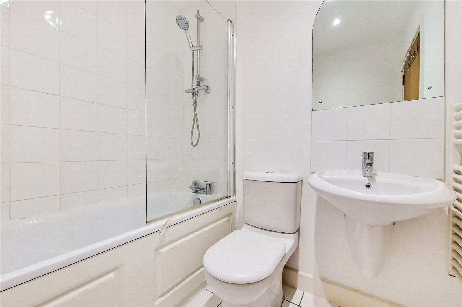 Flat Blackwall Way in Greater London