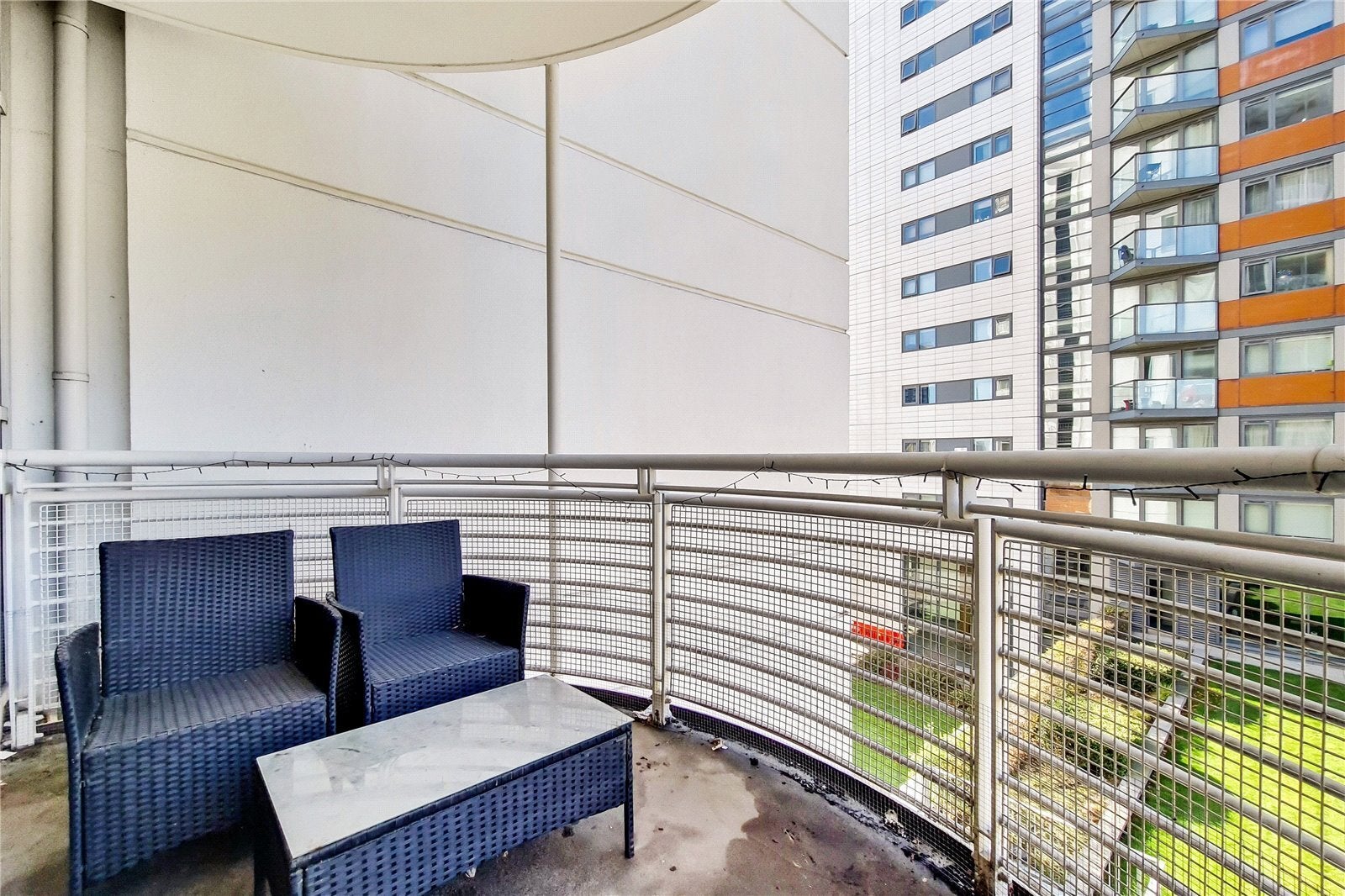 Flat Blackwall Way in Greater London