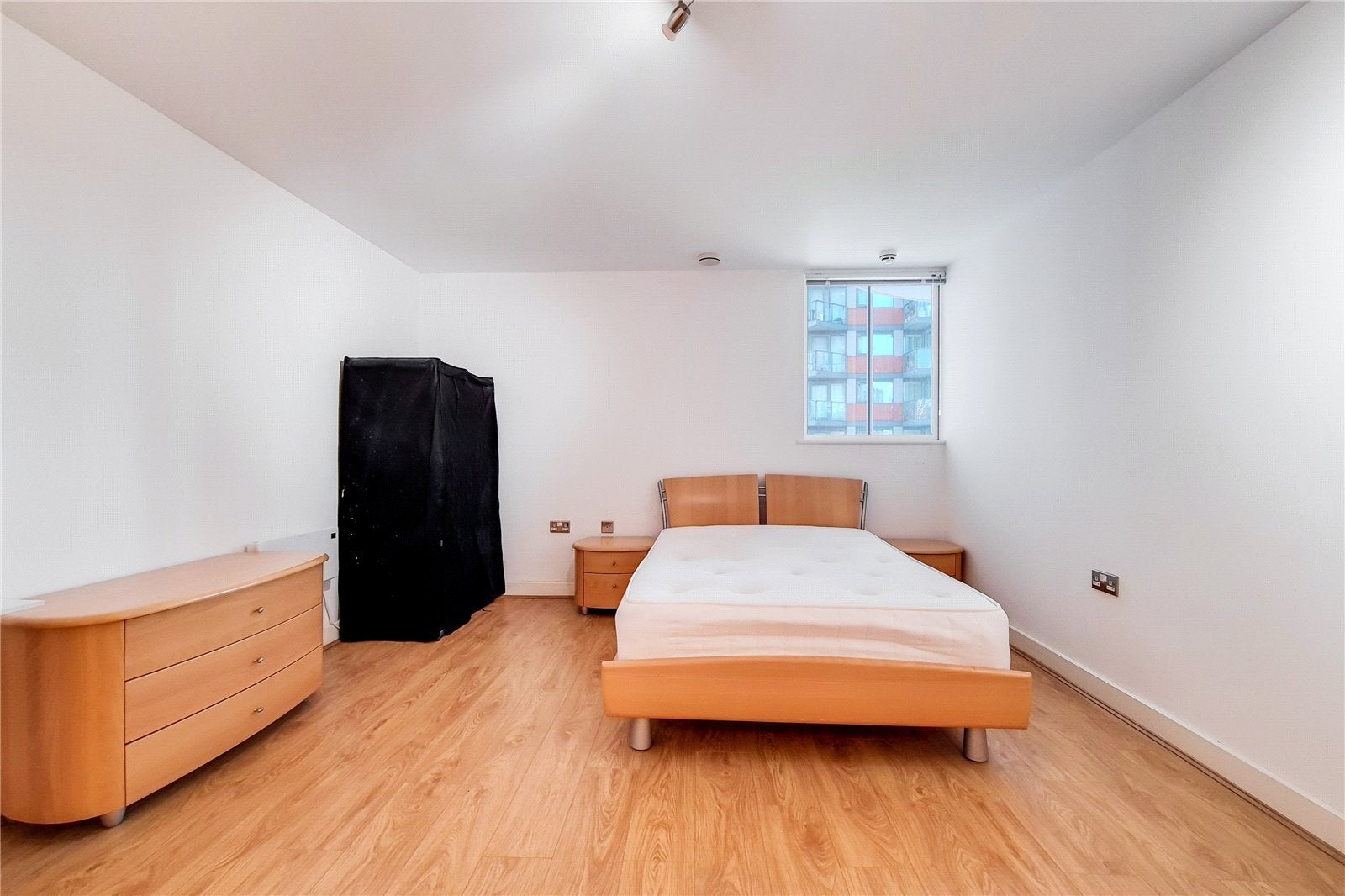 Flat Blackwall Way in Greater London