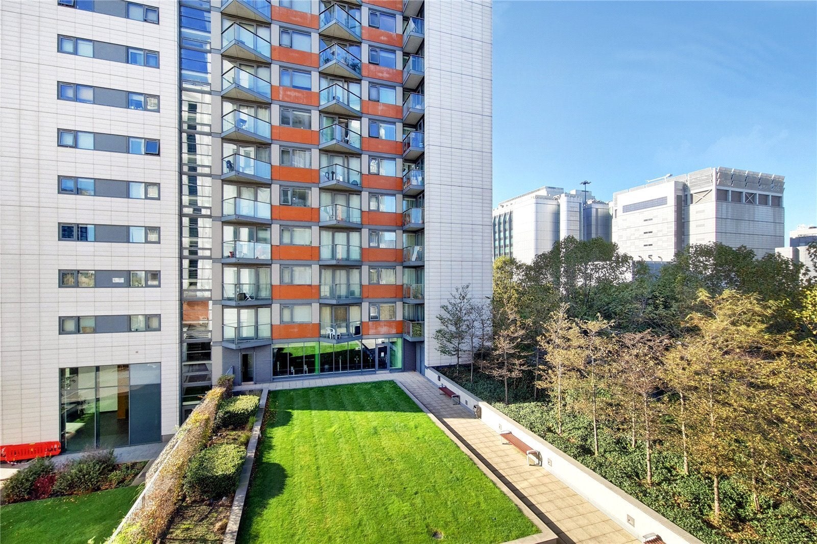 Flat Blackwall Way in Greater London