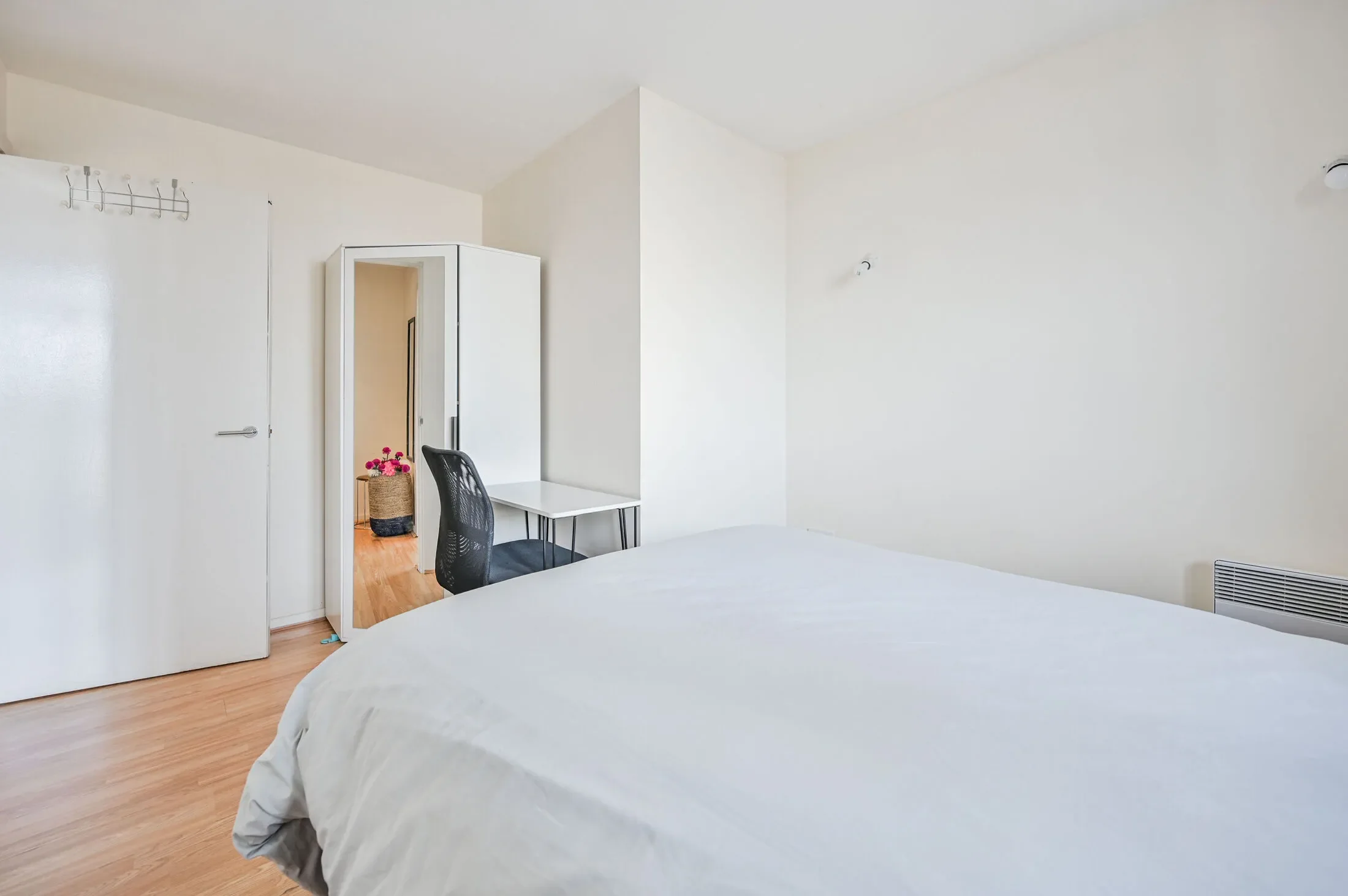 Flat Longbridge Road in Greater London