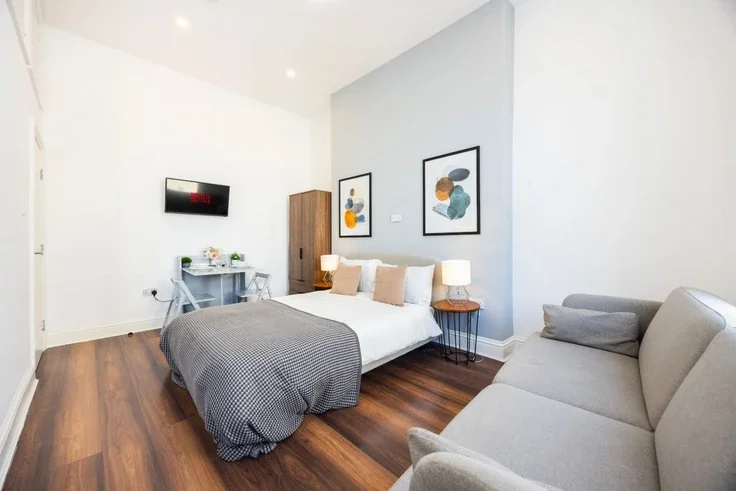 Flat Warwick Road in Greater London