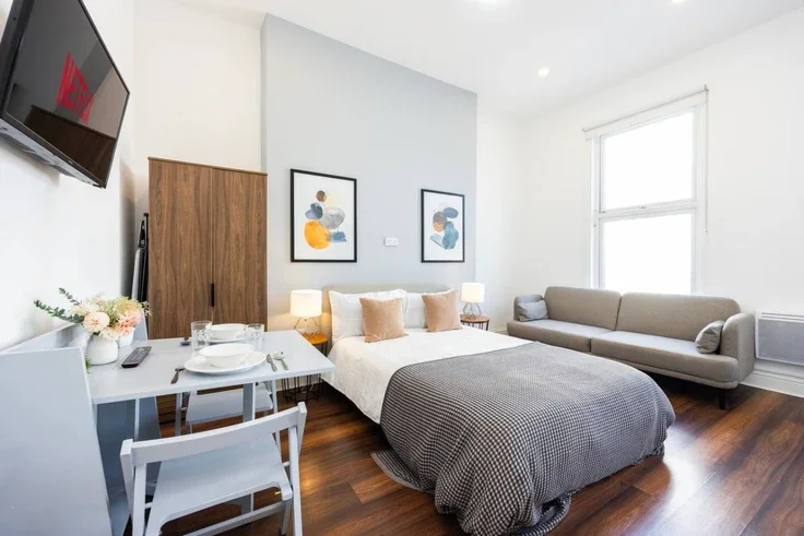 Flat Warwick Road in Greater London