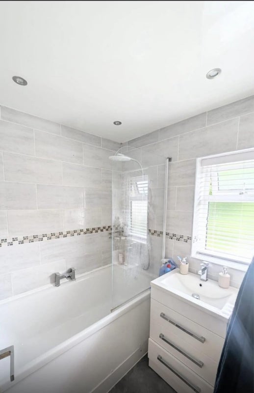 Room Lyndene Road in Liverpool