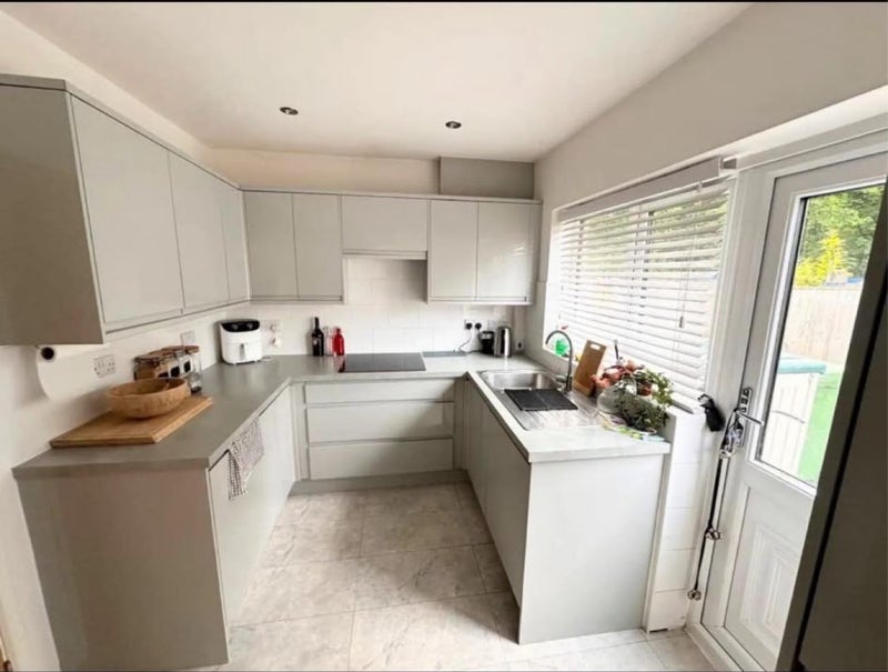 Room Lyndene Road in Liverpool