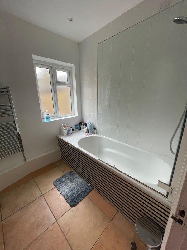 Room Yukon Road in Greater London