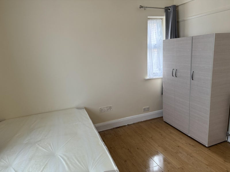 Room New Road in Greater London