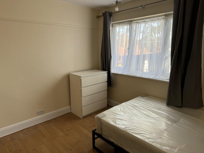 Room New Road in Greater London